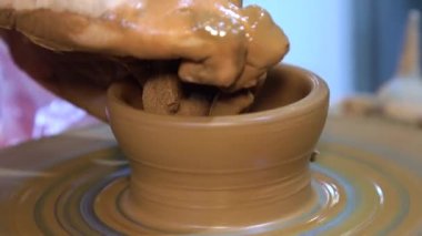 Potter 'ın Çömlekçi çarkı ve elleri.