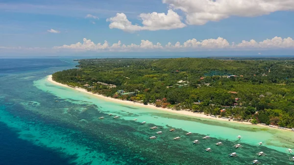 Spiaggia sabbiosa e mare tropicale. Isola di Panglao, Filippine. — Foto Stock