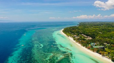 Kumsal ve tropikal deniz. Panglao Adası, Filipinler.