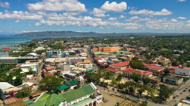 Tagbilaran şehri yukarıdan görünüyor. Bohol, Filipinler.