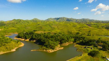 Tropikal bitki örtüsü olan tepeler ve dağlar. Bohol, Filipinler.