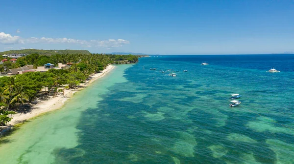 Playa de arena y mar tropical. Isla de Panglao, Filipinas. — Foto de Stock