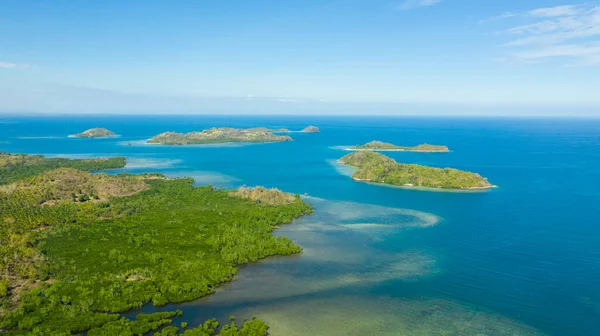 Ilhas tropicais e mar azul. Filipinas, Zamboanga. — Fotografia de Stock