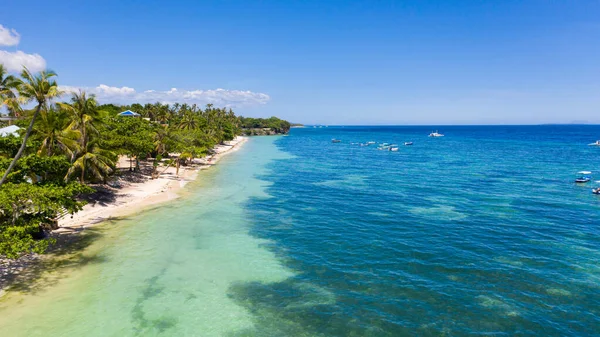 Playa de arena y mar tropical. Isla de Panglao, Filipinas. —  Fotos de Stock