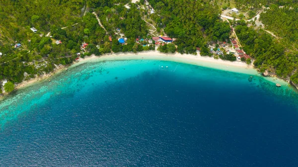 Τροπικό νησί της Σαμάλ με παραλία. Φιλιππίνες, Μιντανάο. — Φωτογραφία Αρχείου