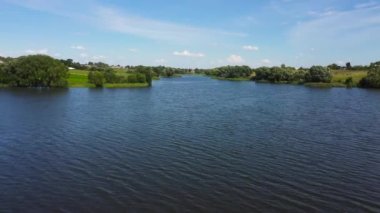 Nehirli kırsal bir arazi. Yazın kırsal alan.