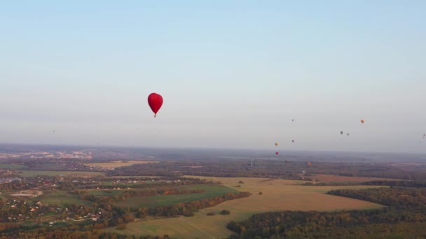 Sıcak hava balonu günbatımında gökyüzünde kalbi şekillendirir.. — Stok video