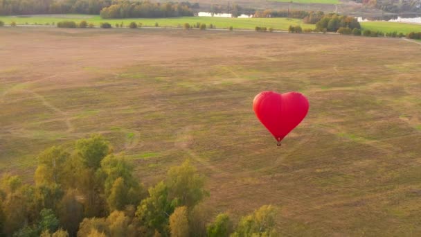 Heißluftballon formt Herz am Himmel bei Sonnenuntergang. — Stockvideo