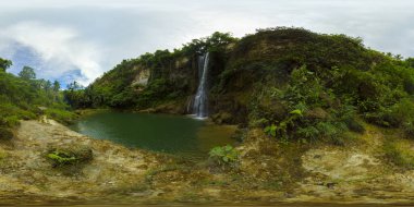 Güzel tropik şelale. Kilab Kilab Şelalesi, Bohol, Filipinler. Sanal Gerçeklik 360. 360 panorama VR.