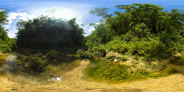 Folyó az esőerdőben. Fülöp-szigetek, Bohol. Virtuális valóság 360. — Stock Fotó