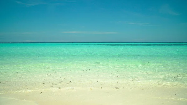 Písečná pláž a tropické moře. Ostrov Panglao, Filipíny. — Stock fotografie