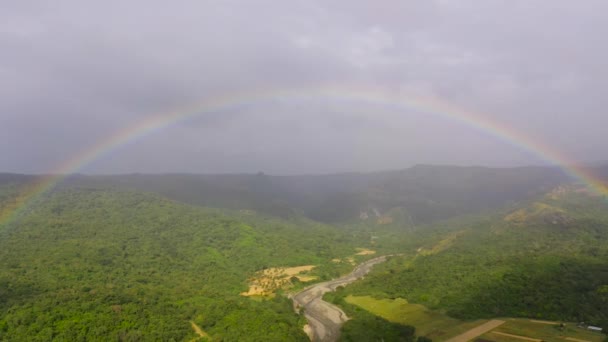 Arcobaleno in una valle di montagna, dopo pioggia, vista dall'alto. — Video Stock