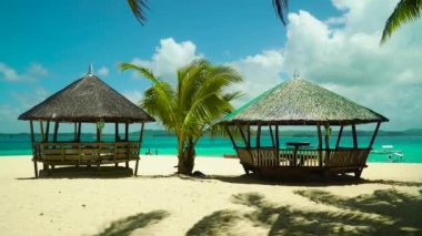Bungalovlu tropik plaj.
