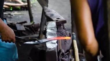 Demirci atölyesinde örs..