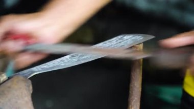 Bir palayı raspayla keskinleştirmek.