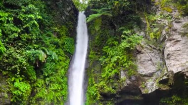 Güzel tropik şelale. Camiguin, Filipinler.