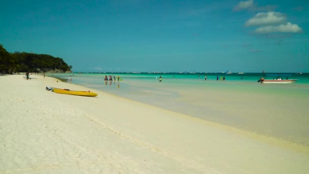 Τροπική αμμώδης παραλία και γαλάζια θάλασσα, Φιλιππίνες. — Αρχείο Βίντεο