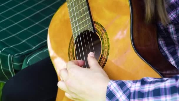 Menina tocando guitarra — Vídeo de Stock
