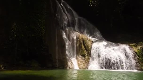 Prachtige tropische waterval. Filippijnen, Bohol. — Stockvideo