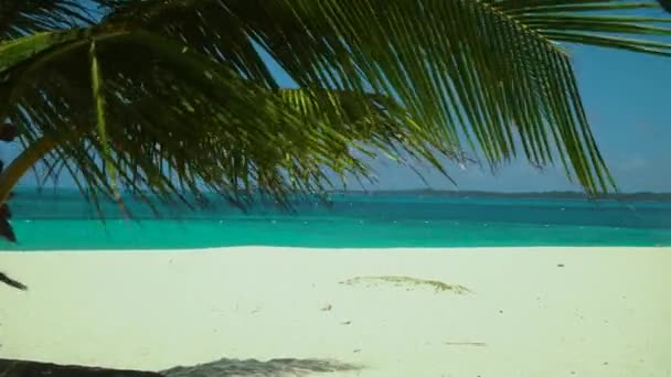 Spiaggia tropicale di sabbia e mare blu, Filippine. — Video Stock