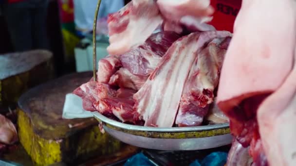 Sprzedawca waży mięso na wadze na rynku. — Wideo stockowe