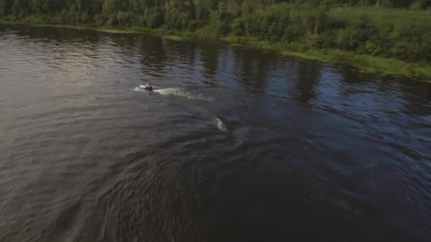 Jeune garçon sur le jet ski dans la rivière.Vidéo aérienne. — Video