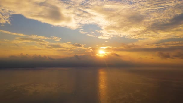 Schöner Sonnenaufgang über dem Meer. Sonnenaufgang. — Stockvideo