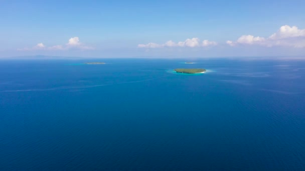 Küçük adalı deniz burnu, hava manzaralı. Filipin Adaları. — Stok video