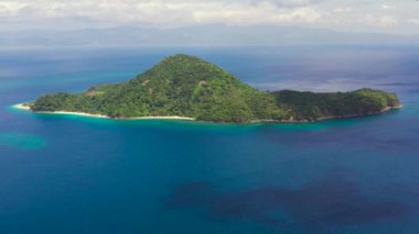 Adalı mavi deniz, hava manzaralı. Filipinler 'de tropik bir adası olan deniz burnu.
