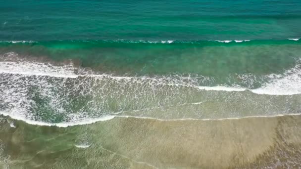 Vue sur les vagues de mer depuis le drone. Les vagues de l'océan sur la plage. — Video