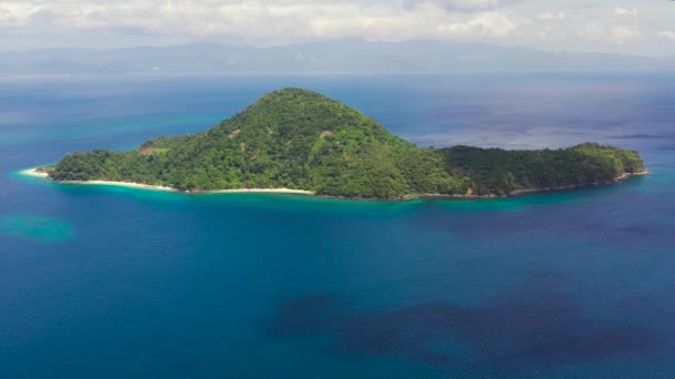 Γαλάζια θάλασσα με νησιά, εναέρια θέα. Θαλάσσιο τοπίο με τροπικό νησί, Φιλιππίνες. — Αρχείο Βίντεο