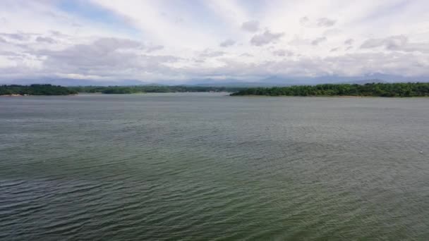 파오 이 호수. 루손섬의 호수, 공중에서 본 풍경. — 비디오