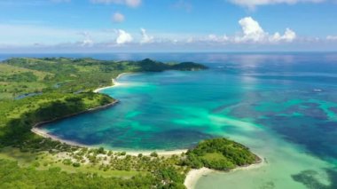 Turkuaz bir gölü ve kumsalı olan tropikal bir ada. Caramoan Adaları, Filipinler.