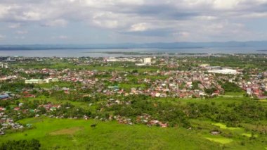 Tacloban şehri, Leyte Adası, Filipinler. Şehrin manzaralı tropikal manzarası, hava manzarası.
