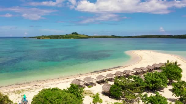Cotivas Island Cottage. Tropisch eiland met palmbomen en een wit zandstrand. Caramoïsche eilanden, Filipijnen. — Stockvideo