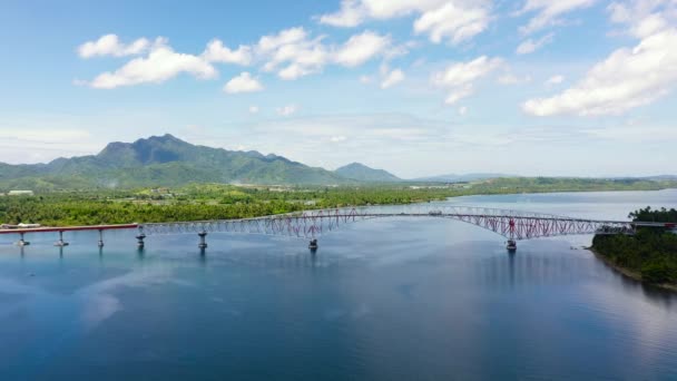 San Juanico köprüsünün panoramik manzarası, ülkenin en uzun köprüsü. Visayas bölgesindeki Samar ve Leyte adalarını birbirine bağlar.. — Stok video