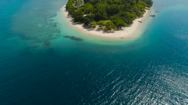 아름다운 해변 과 열 대의 섬으로 이루어진 풍경. — 비디오