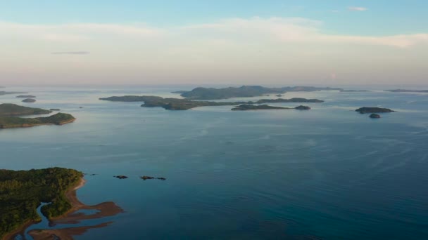 Морський пейзаж з островами вранці, вид з повітря . — стокове відео
