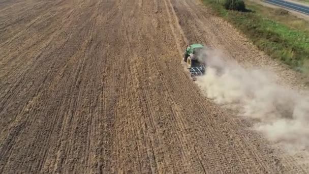 Traktor med tallrikshängare på åkermarken — Stockvideo