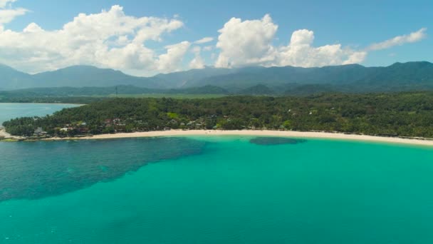 Paisaje tropical con una hermosa playa. — Vídeo de stock