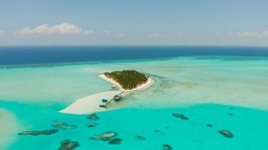 Mercan adasında plajı olan tropik bir ada. Onok Adası Balabac, Filipinler.