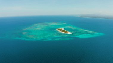 Tropik bir adada güzel bir sahil. Balabac, Palawan, Filipinler.