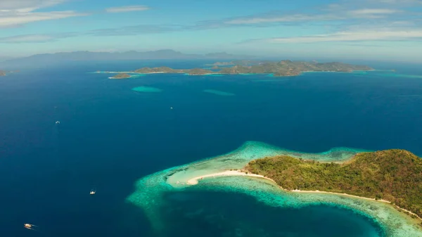 Isla tropical con playa de arena, Filipinas, Palawan — Foto de Stock