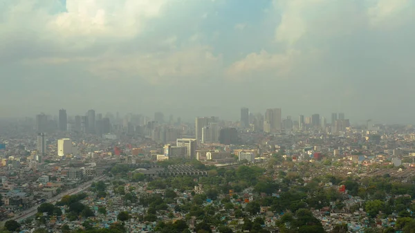 Ville de Manille, la capitale des Philippines avec des bâtiments modernes. vue aérienne. — Photo