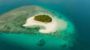 Kumlu bir tropik ada. Balabac, Palawan, Filipinler.