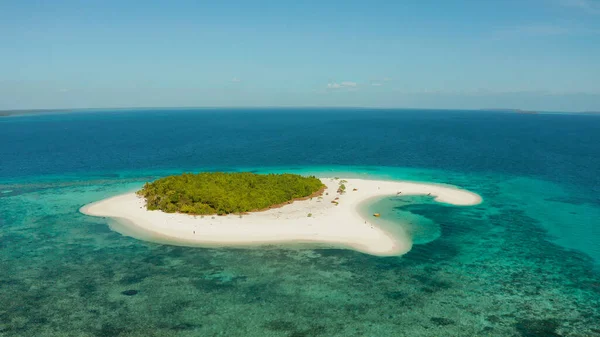 Trópusi sziget homokos stranddal. Balabac, Palawan, Fülöp-szigetek. — Stock Fotó