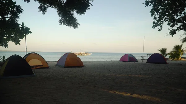 Tende per il campeggio su una spiaggia tropicale. — Foto Stock