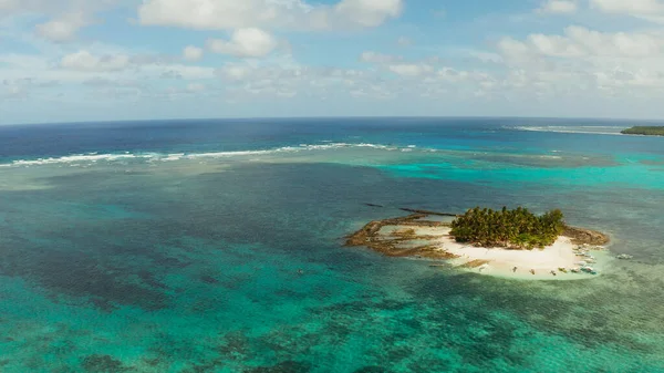 Isla Tropical de Daco con una playa de arena y turistas. —  Fotos de Stock