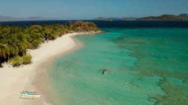 Beyaz kumlu sahili olan Torpikal bir ada..