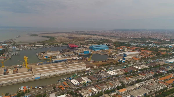 Puerto marítimo de carga y pasajeros en Surabaya, Java, Indonesia — Foto de Stock